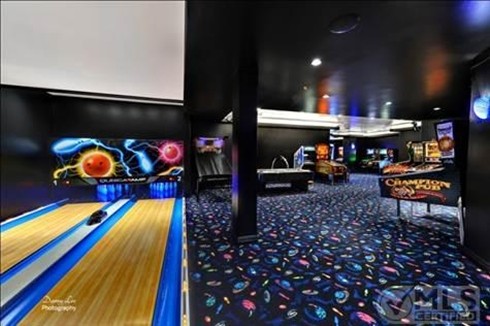 Bên cạnh khu chơi bowling là phòng chơi điện tử hiện đại.